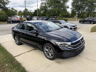 Used 2024 Volkswagen Jetta SE image 1