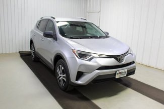 Used 2018 Toyota RAV4 LE image 1
