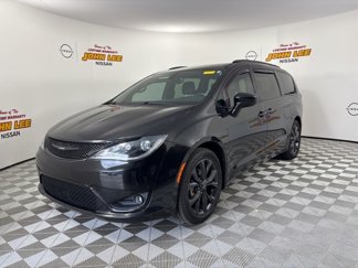 Used 2018 Chrysler Pacifica Touring-L w/ Premium Audio Group image 1