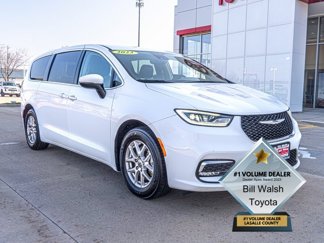 Used 2023 Chrysler Pacifica Touring-L image 1