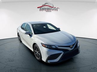 Used 2022 Toyota Camry SE image 1