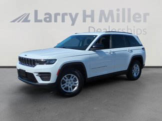 Used 2023 Jeep Grand Cherokee Laredo image 1