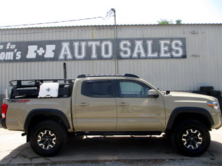 Used 2017 Toyota Tacoma TRD Off-Road image 1