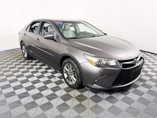 Used 2016 Toyota Camry SE image 1