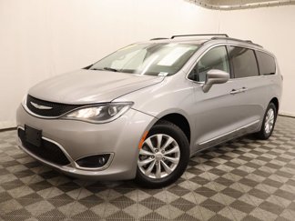 Used 2017 Chrysler Pacifica Touring-L image 1