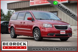 Used 2015 Chrysler Town & Country S image 1