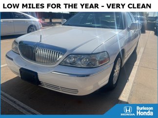 Used 2004 Lincoln Town Car Signature image 1