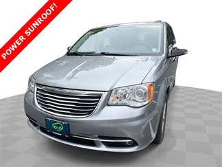 Used 2015 Chrysler Town & Country Limited Platinum image 1