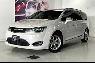 Used 2017 Chrysler Pacifica Limited w/ UConnect Theater Package image 1