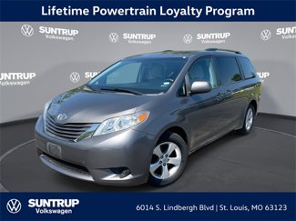 Used 2017 Toyota Sienna LE image 1