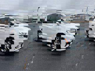 Used 2022 Chrysler Pacifica Touring-L image 1