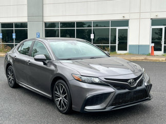 Used 2021 Toyota Camry SE image 1