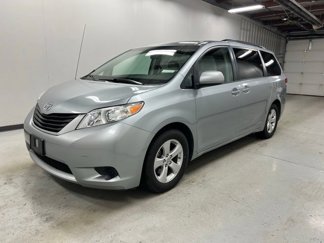 Used 2013 Toyota Sienna LE image 1
