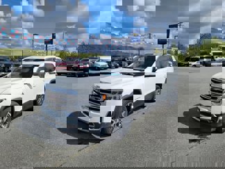 Certified 2023 GMC Acadia SLT w/ Preferred Package image 1