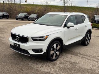 Used 2020 Volvo XC40 T5 Momentum image 1