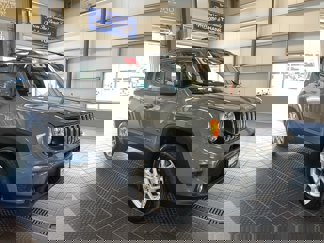 Used 2019 Jeep Renegade Latitude w/ Safety & Security Group II image 1