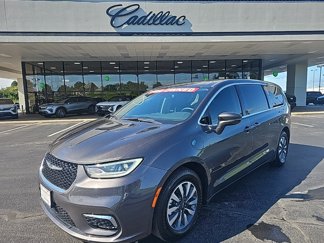 Used 2022 Chrysler Pacifica Touring-L w/ Uconnect Theater Family Group image 1