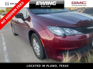 Used 2022 Chrysler Voyager LX image 1