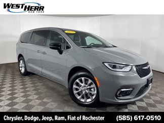 Used 2025 Chrysler Pacifica Select image 1