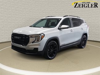 Used 2022 GMC Terrain SLE w/ Driver Convenience Package image 1