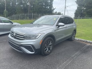 Used 2023 Volkswagen Tiguan SE w/ Panoramic Sunroof Package image 1