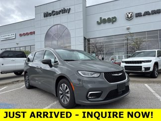 Used 2023 Chrysler Pacifica Touring-L image 1