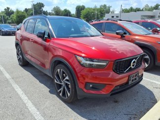 Used 2019 Volvo XC40 T5 R-Design image 1