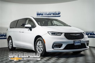 Used 2023 Chrysler Pacifica Touring-L image 1