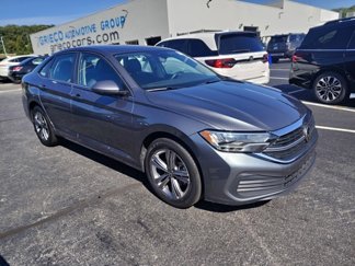 Used 2024 Volkswagen Jetta SE image 1