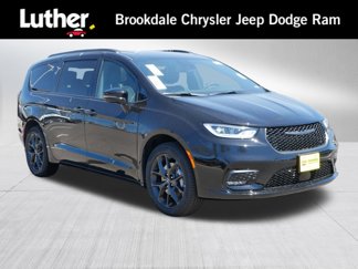 New 2025 Chrysler Pacifica Limited image 1