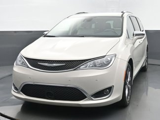 Used 2017 Chrysler Pacifica Limited image 1