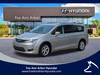 Used 2018 Chrysler Pacifica Touring-L w/ Tire & Wheel Group image 1