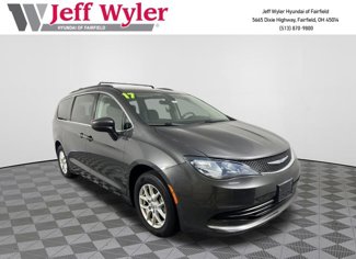 Used 2017 Chrysler Pacifica Touring image 1