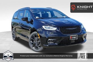 New 2025 Chrysler Pacifica Limited w/ Uconnect Theater Family Group image 1