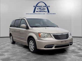 Used 2015 Chrysler Town & Country Touring image 1