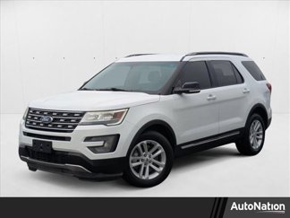 Used 2017 Ford Explorer XLT image 1