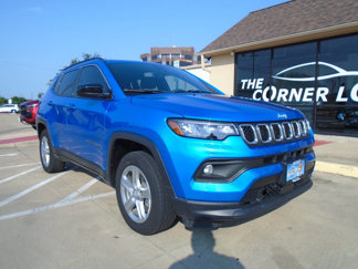Used 2023 Jeep Compass Latitude image 1
