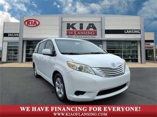 Used 2015 Toyota Sienna LE image 1