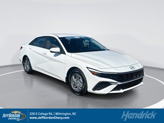 Used 2024 Hyundai Elantra SE image 1