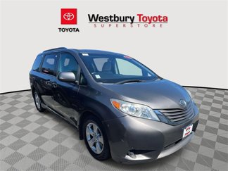 Used 2017 Toyota Sienna LE image 1