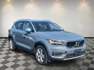 Used 2021 Volvo XC40 T5 Momentum image 1
