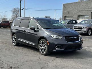 Used 2021 Chrysler Pacifica Limited w/ Uconnect Theater Family Group image 1