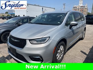 Used 2023 Chrysler Pacifica Touring-L image 1