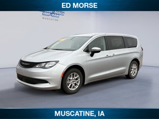 Used 2022 Chrysler Voyager LX image 1
