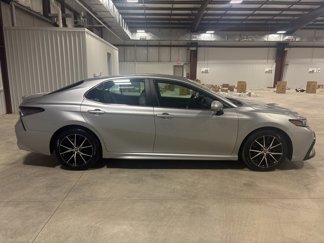 Used 2022 Toyota Camry SE image 1