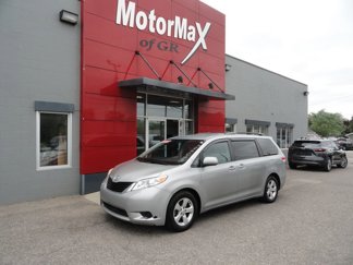 Used 2014 Toyota Sienna LE image 1