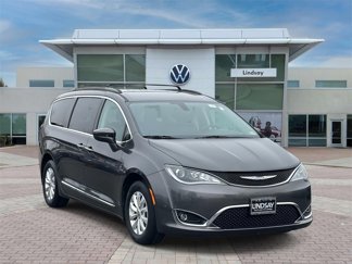 Used 2017 Chrysler Pacifica Touring-L image 1