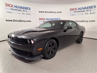 Used 2015 Dodge Challenger SXT image 1