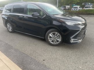 Used 2022 Toyota Sienna XLE image 1