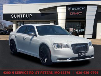 Used 2018 Chrysler 300 Touring w/ Chrome Appearance Package image 1